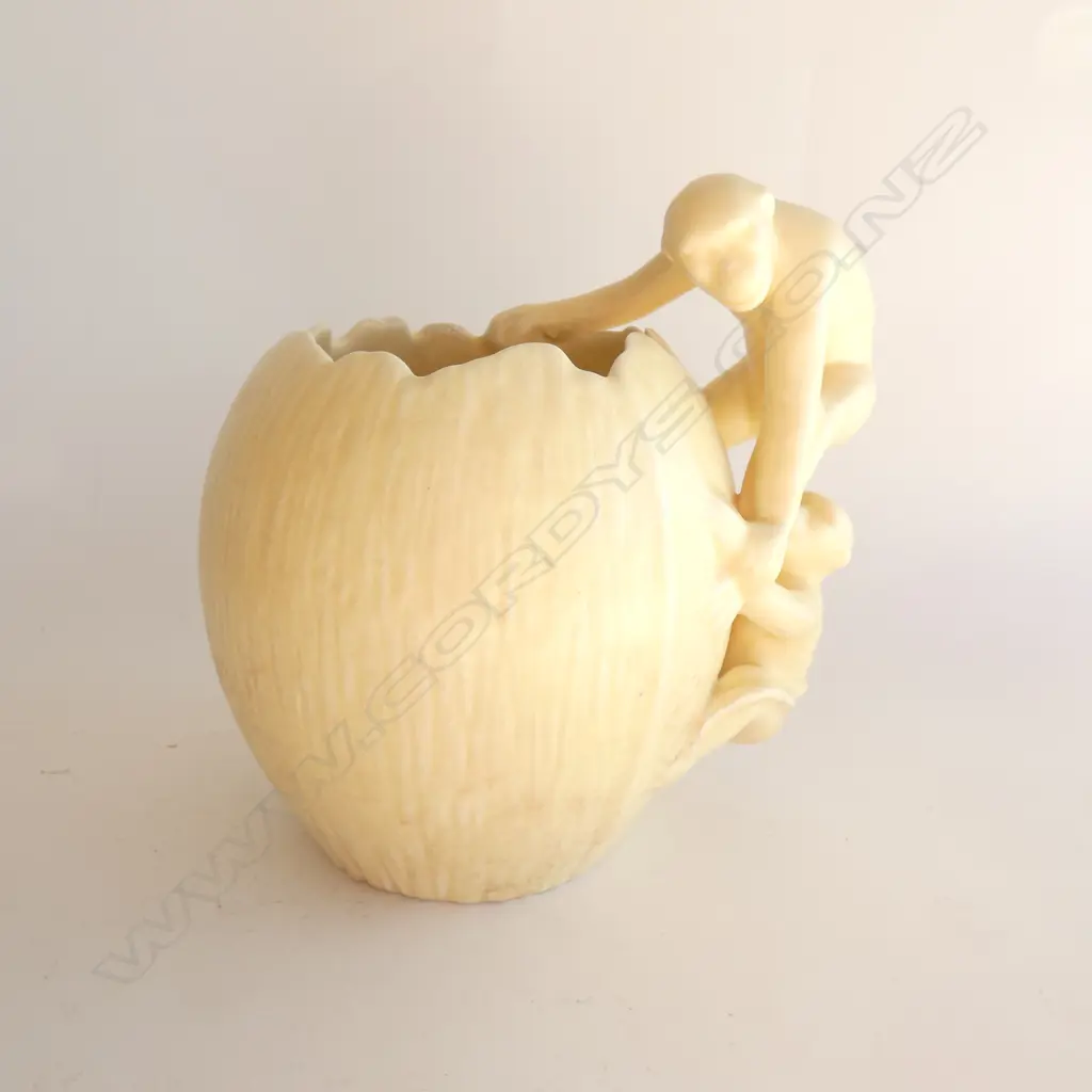 A Sylvac vase monkeys on coconut Image 1++